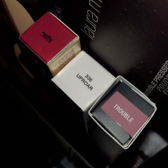 High-End Makeup Bundle - Picture 14 of 15